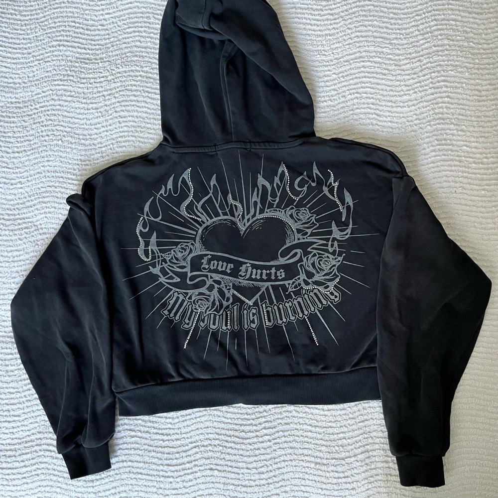 Cropped edgy hoodie