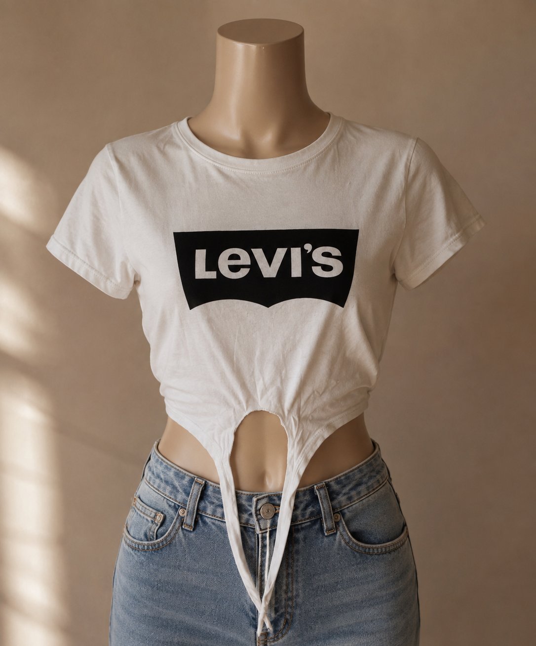T-shirt Court Blanc Levi's à Nouer – Style Décontracté et Tendance