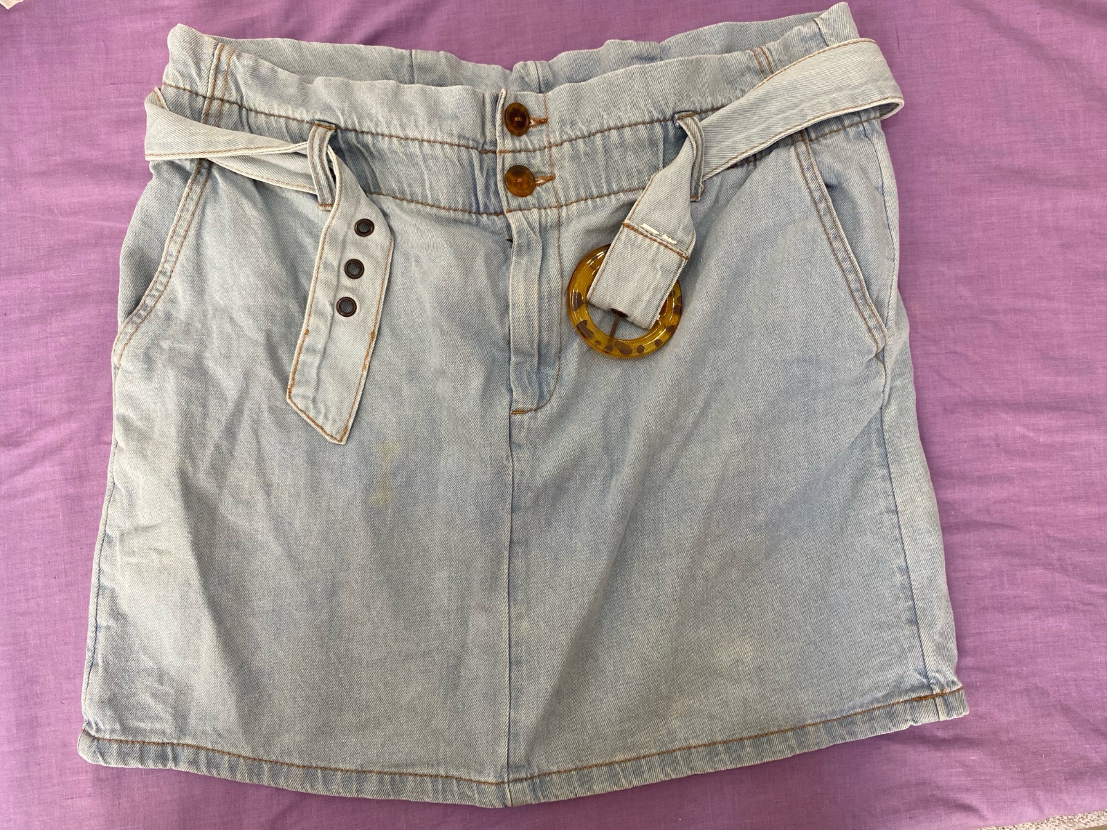 Mini jupe jean avec ceinture 