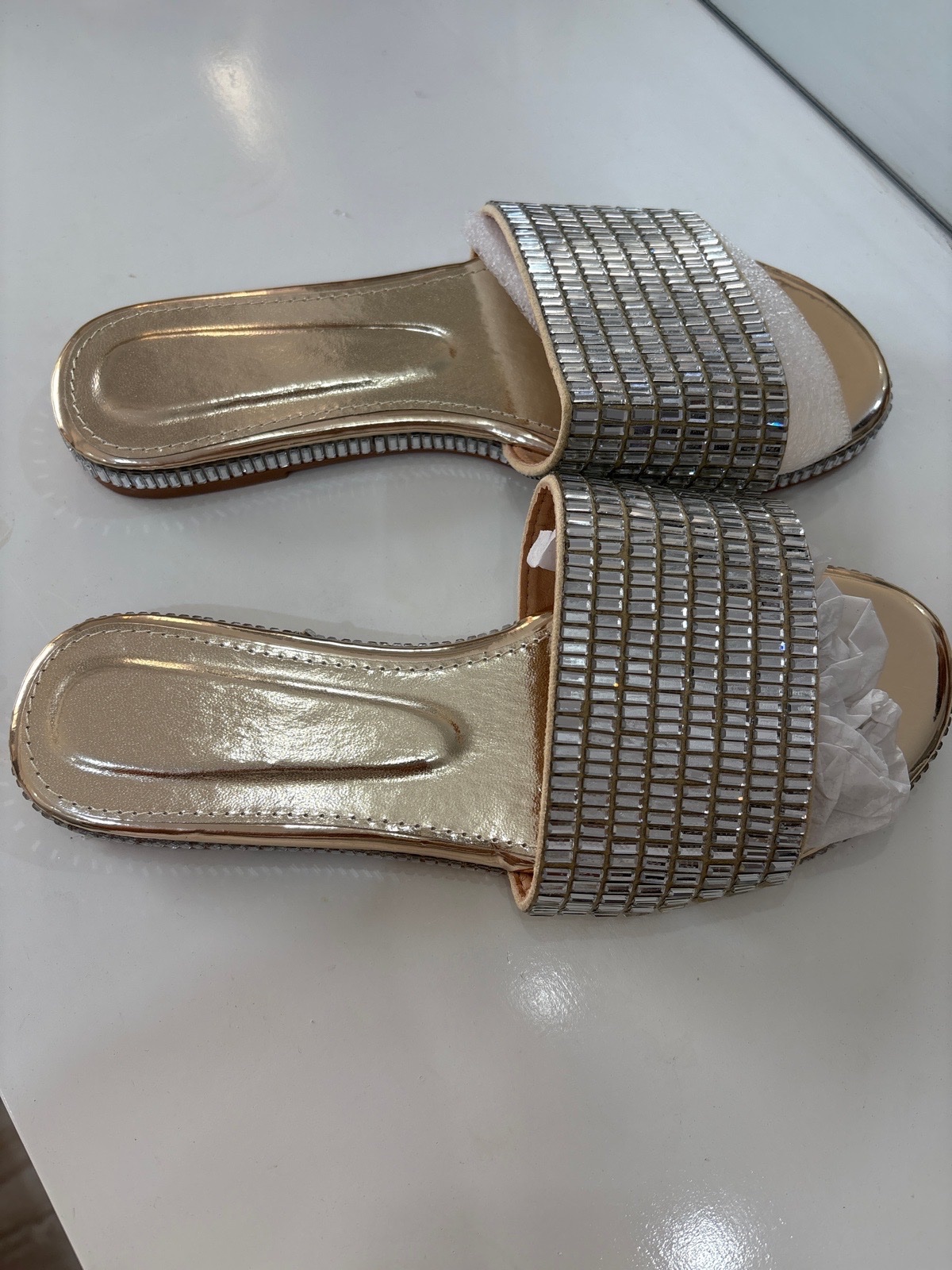 Claquettes dorés jamais portés très confortables 