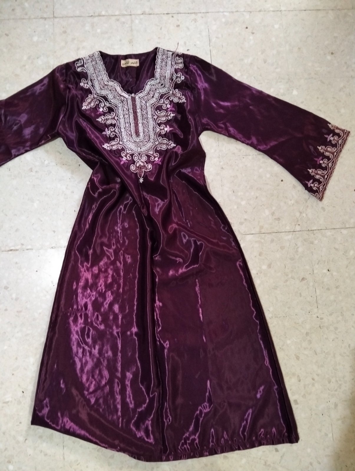Robe violet satinée