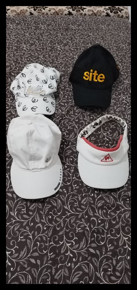 4 casquettes en bon état 💕