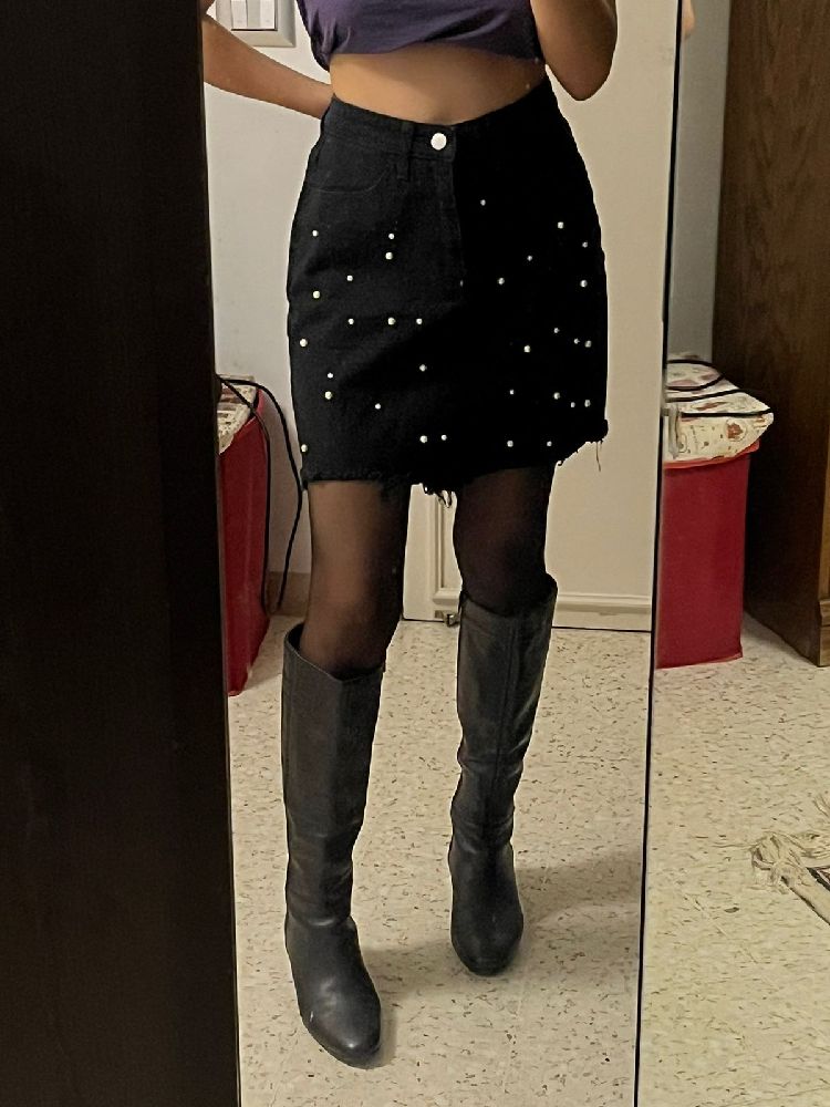 Jupe jean noir avec des perles 