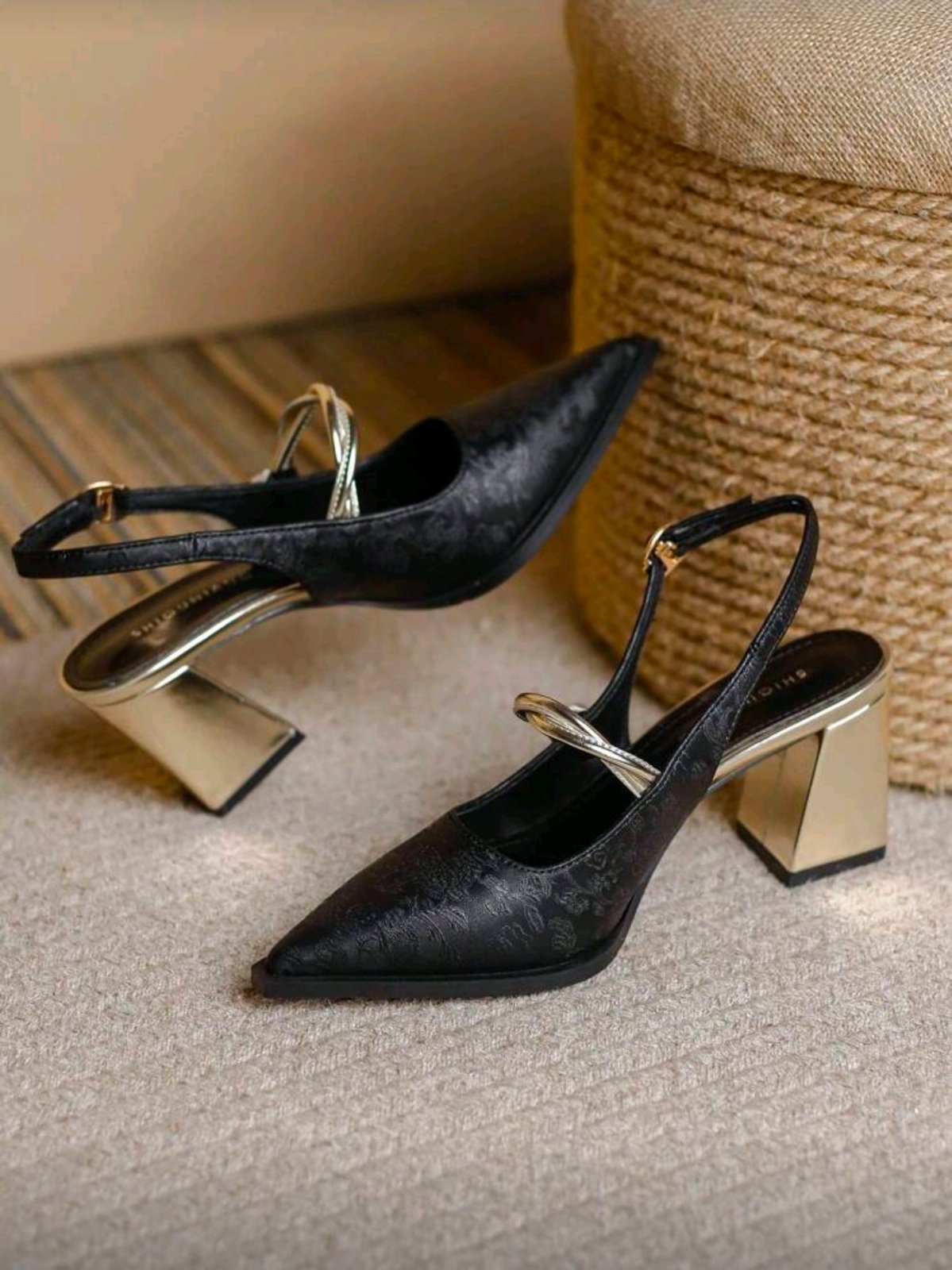  Escarpins à bout pointu avec une texture jacquard/brocard noire (motifs discrets en relief)