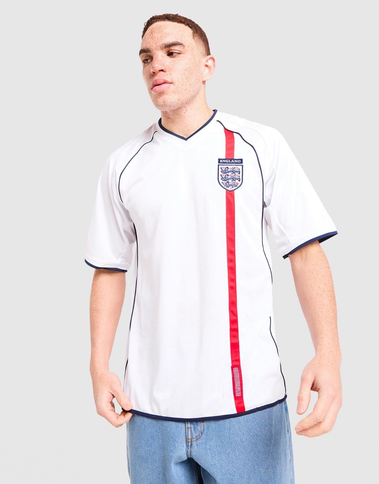 Maillot de football rétro Score Draw est une réplique officielle du modèle domicile de l'Angleterre 2002