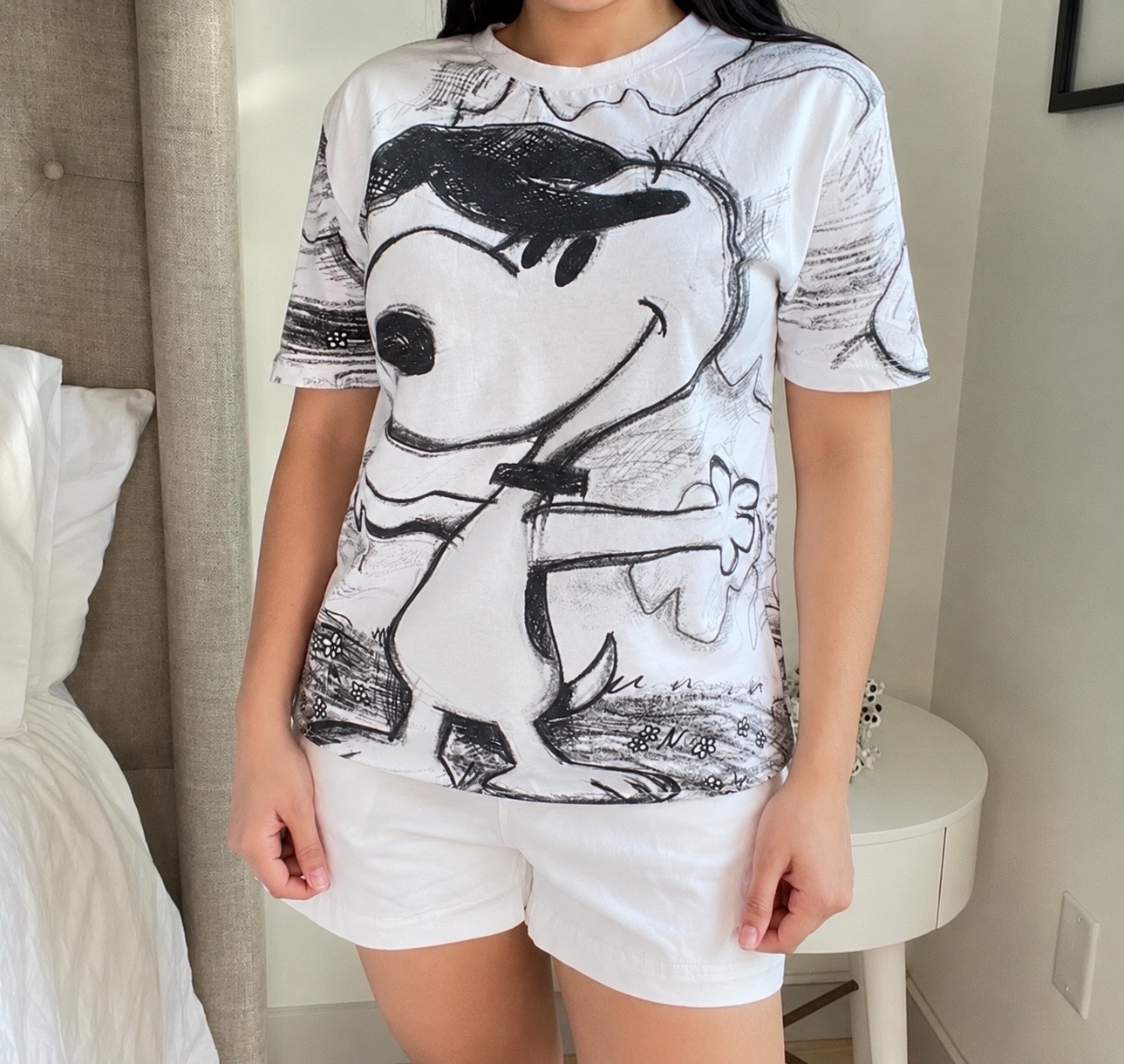 T-shirt blanc avec des motifs noirs de la marque Zara