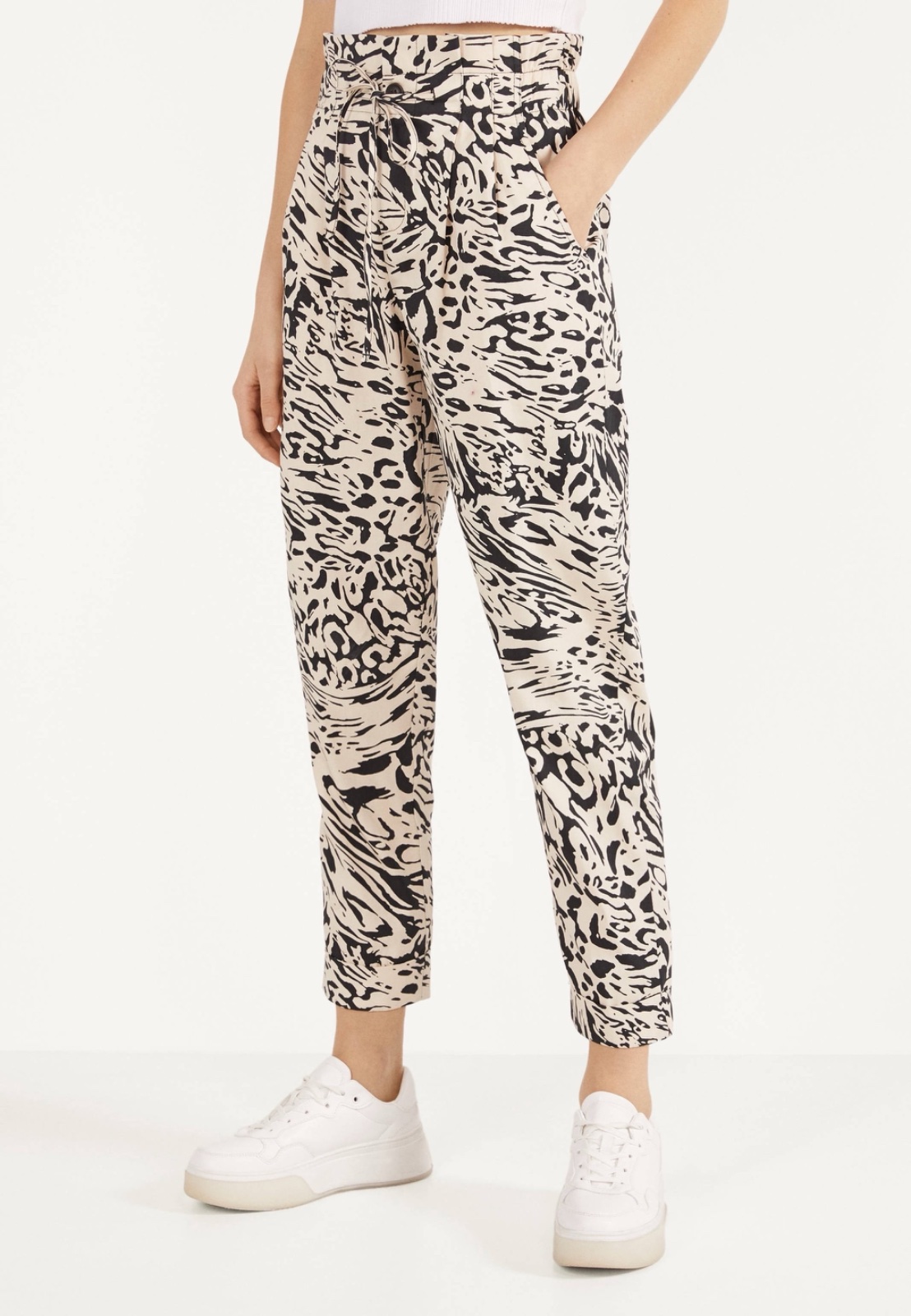 Pantalon barrel imprimé animal de Bershka
