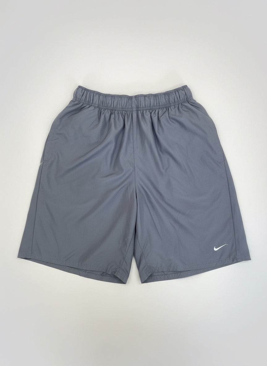 Short de sport gris Nike idéal pour le sport et la natation