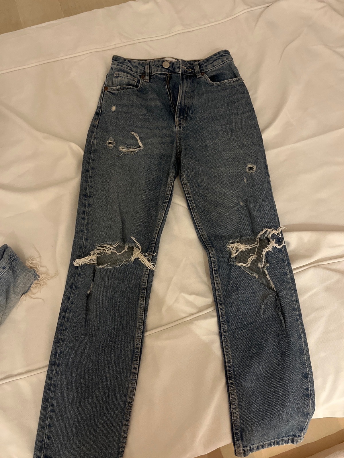 Jean bleu fonce avec déchirure. Taille 34 : Zara 