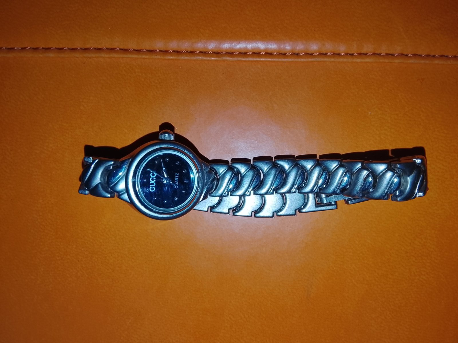 Montre élégante style Gucci 