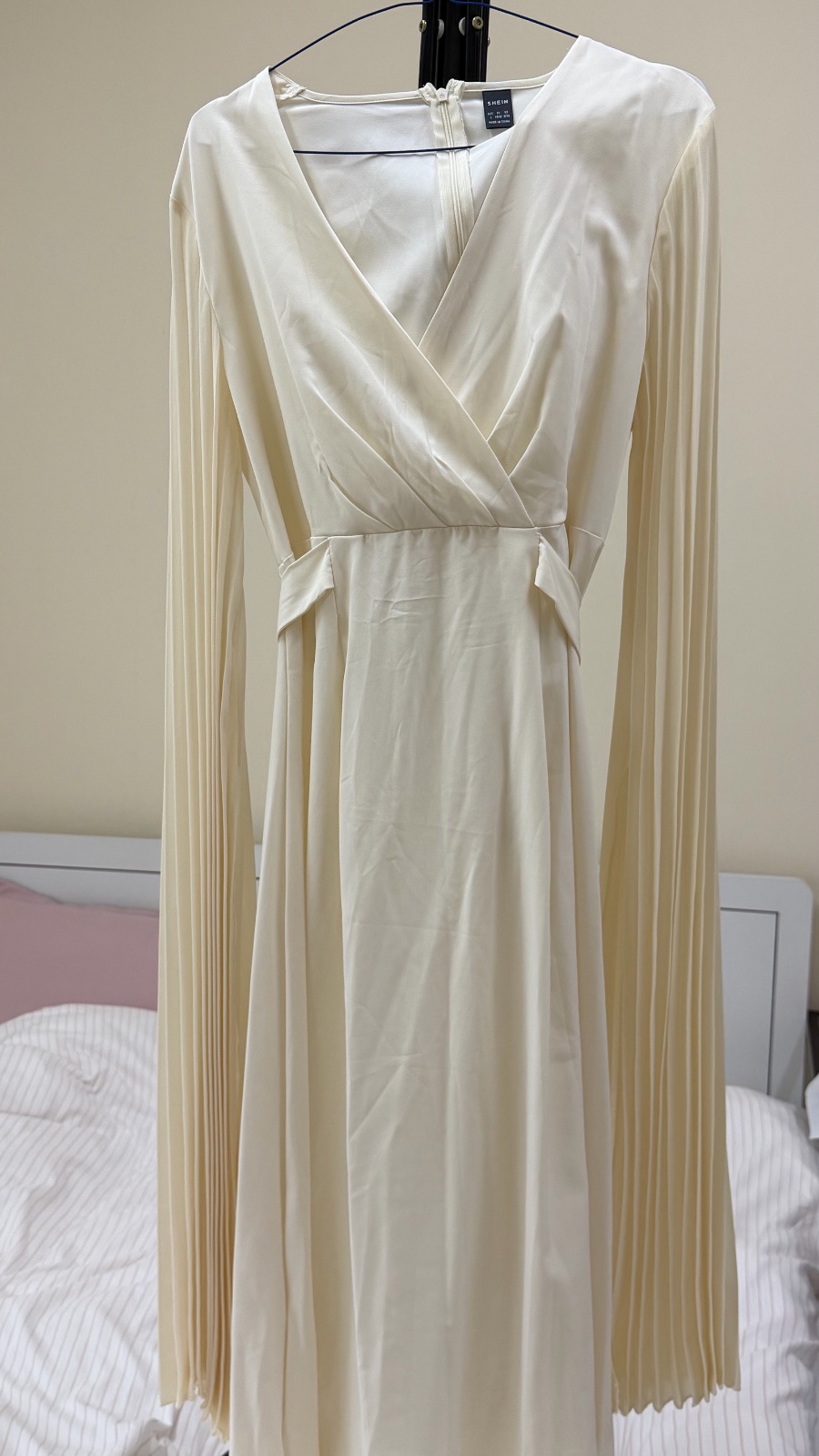 Robe Midi blanc cassé. Un peut transparente. Neuve