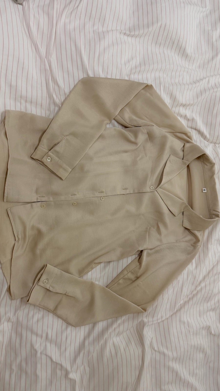 Chemise satinée. Neuve