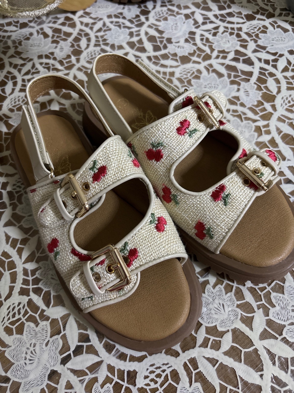 Sandales motif cerise 