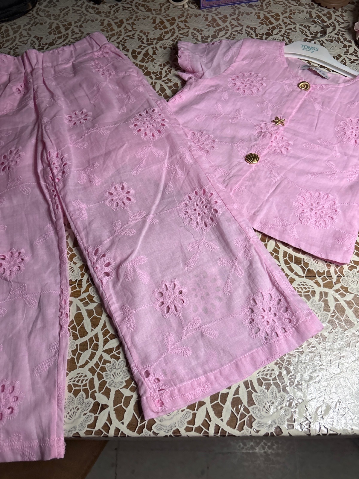 Set rose broderie anglaise avec pantalon large 
