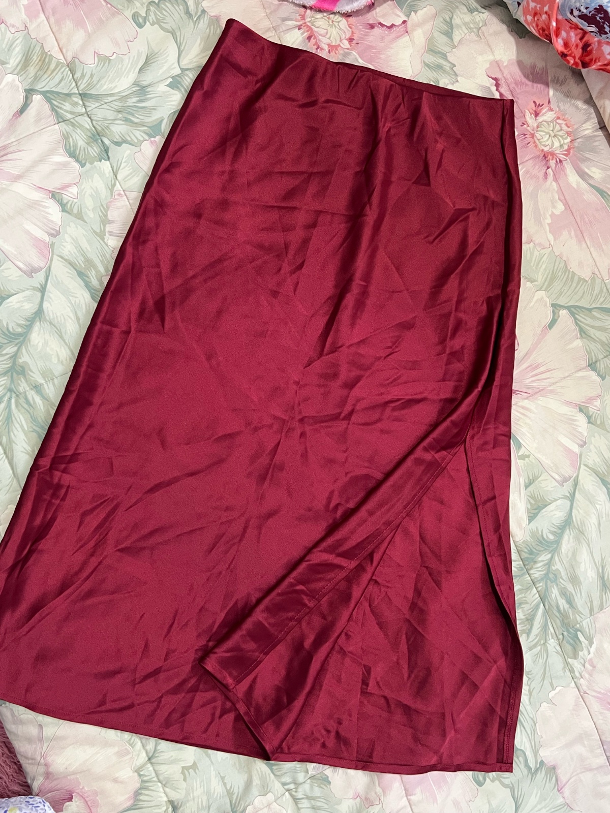 Jupe rouge satin avec fente taille m/L