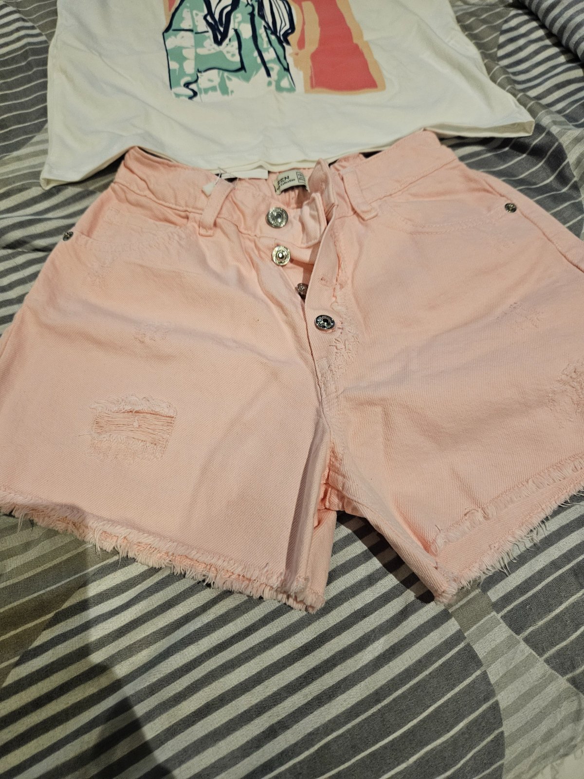 Tenue jamais portée pull avec short