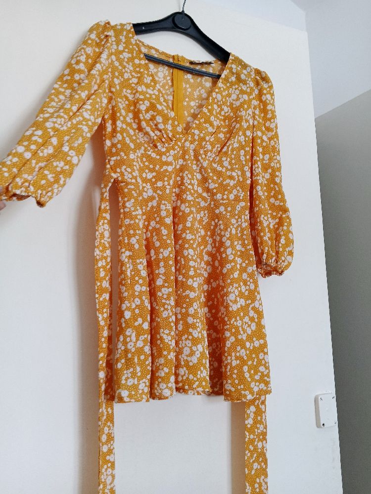 Robe shein taille xs/S couleur jaune yserrr mhalaha 🌝🌝⭐⭐⭐⭐⭐💛💛💛💛💛💛💛