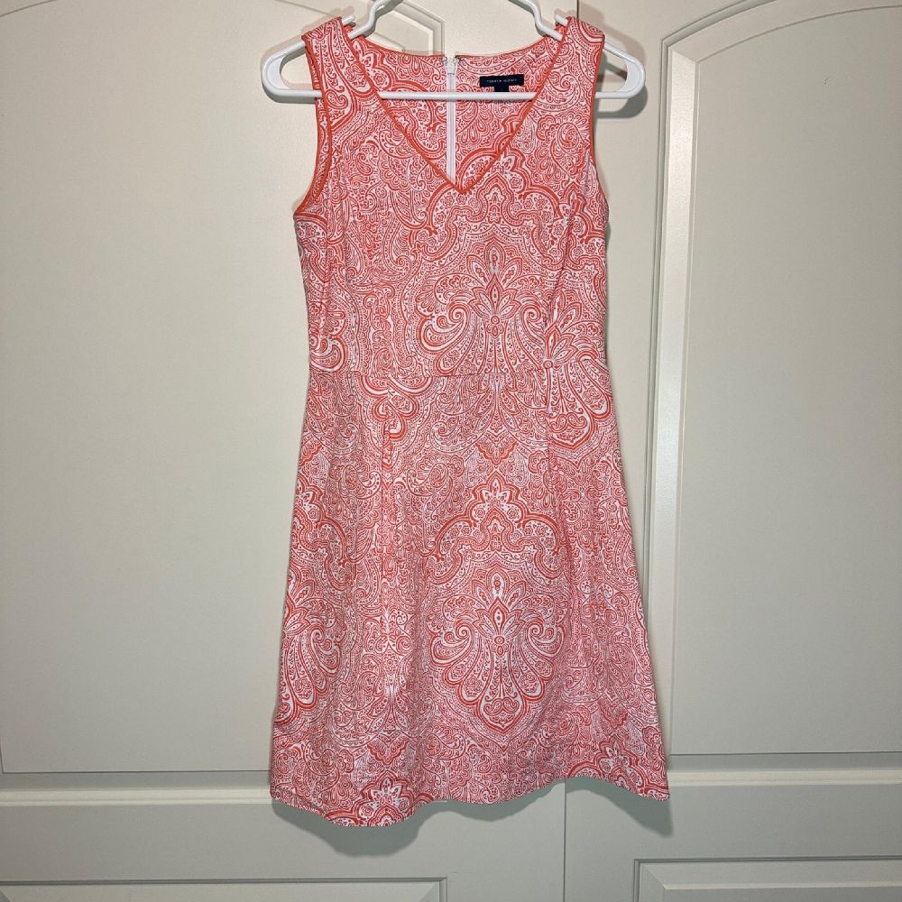 Robe Tommy Hilfiger taille L tlbes M je vide ya gm3aa 