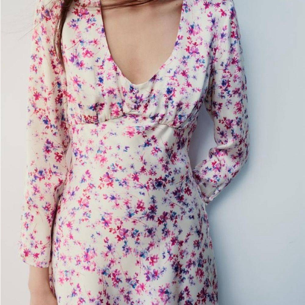 Profitez de promo 🥰 💗 💗 💗 💗 💗 Robe fleurie Zara taille L effet satiné 