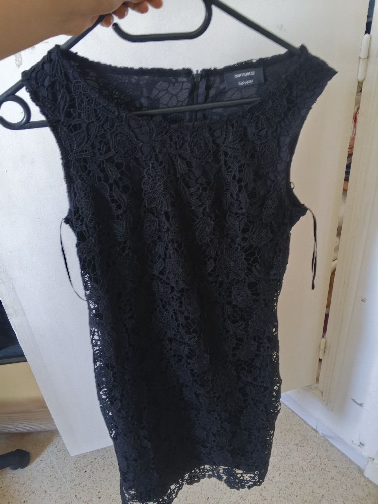 Robe noire avec Borderie Droite taille S/M neuf sans étiquette 