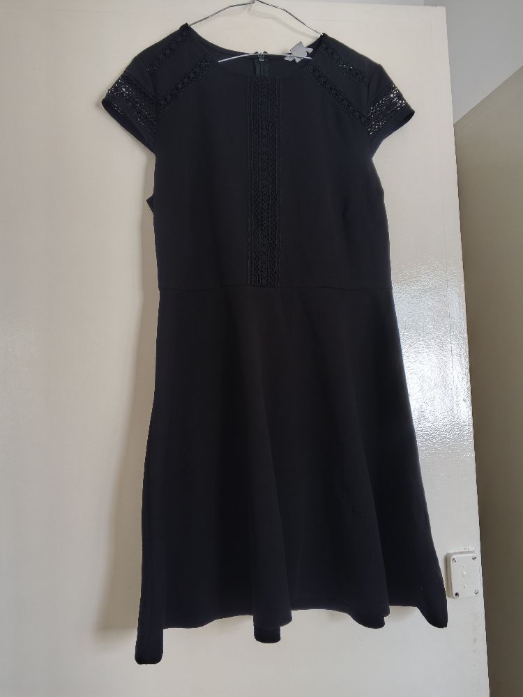 Robe H&M avec broderie 🖤🖤