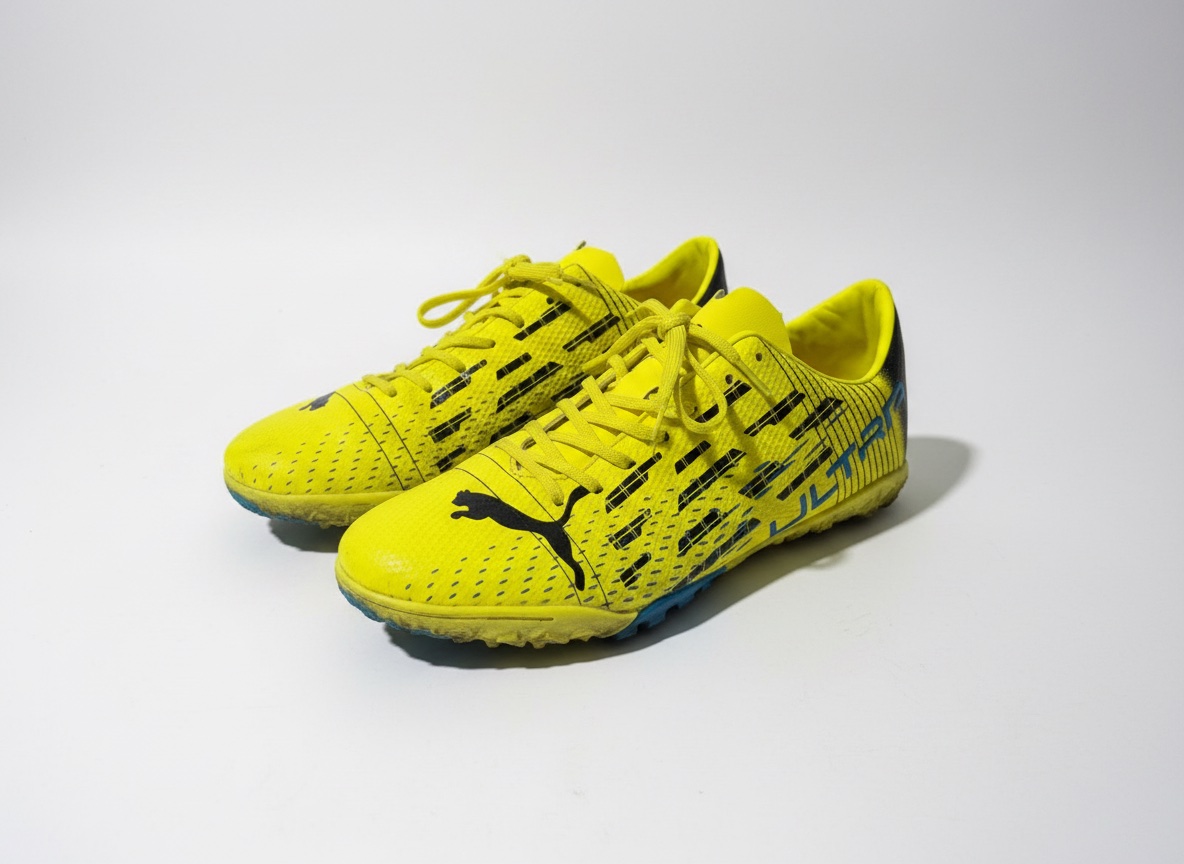 Chaussures de football Puma Future, couleur jaune fluo. Très bon état, confortables et légères, idéales pour le football sur terrain synthétique. Peu utilisées. Taille [45]. Prix 80dt . Contactez-moi en privé pour plus d’informations