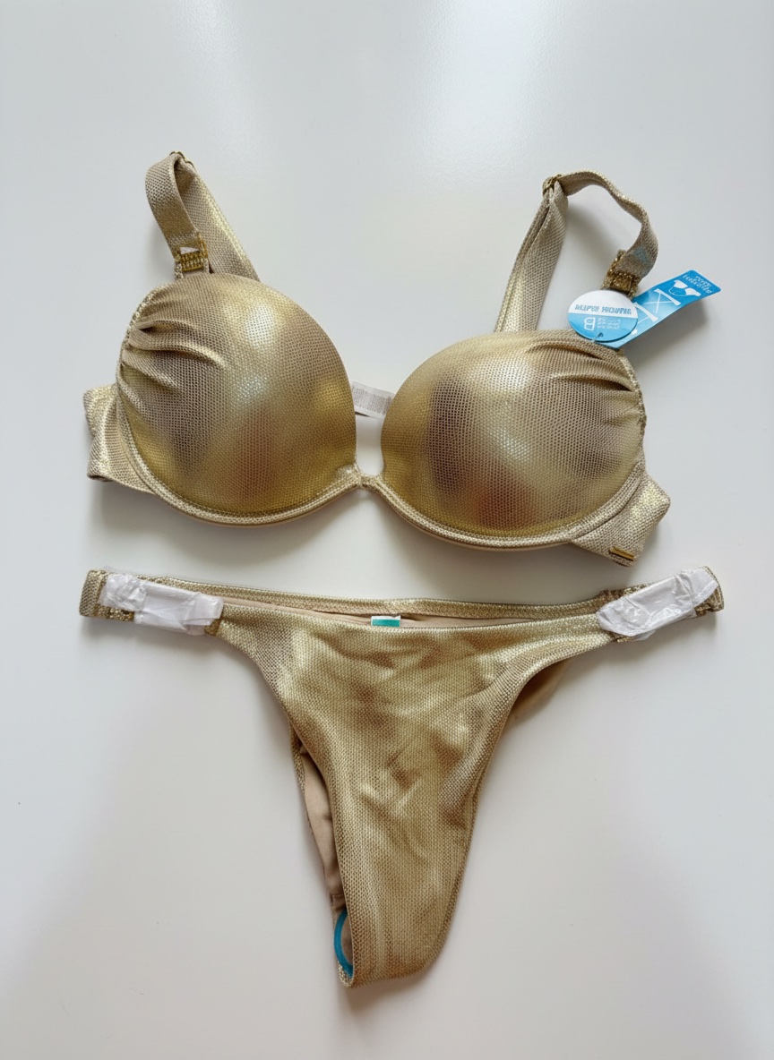 Maillot de bain deux pièces doré métallisé provient de la marque NEW YORKER.