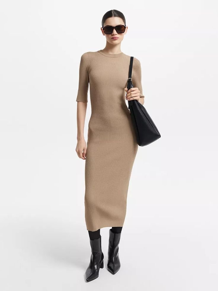 Robe longue en maille côtelée de couleur beige 
