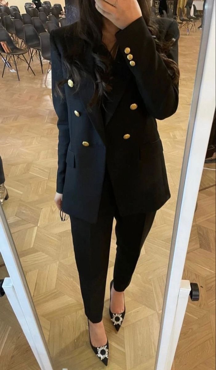  blazer noir croisé avec des boutons décoratifs argentés,