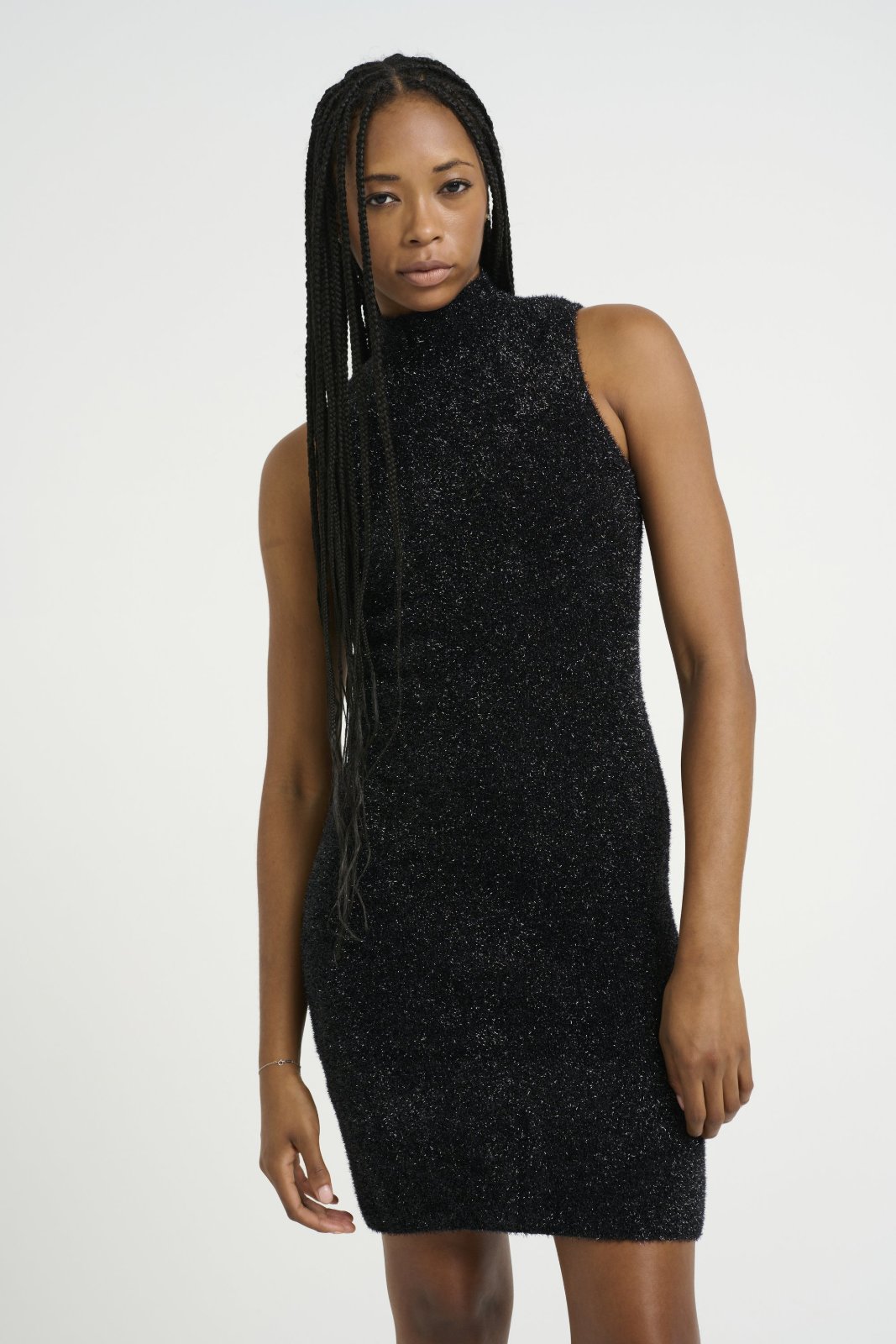Robe sans manches noir plissé et scintillant. 