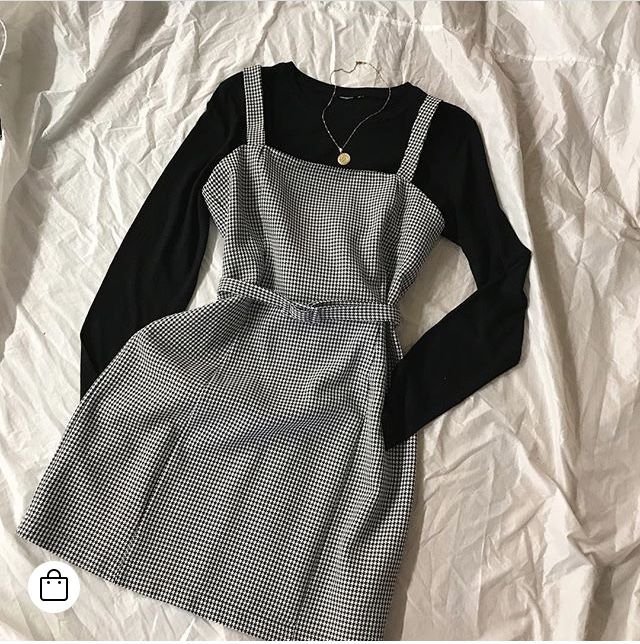 robe salopette pour femme à carreaux pied-de-poule (généralement en noir et blanc ou gris) avec une ceinture assortie et une boucle ovale marron. 