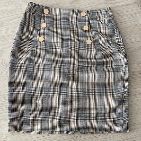 Jupe crayon à carreaux H&M avec des boutons décoratifs. 