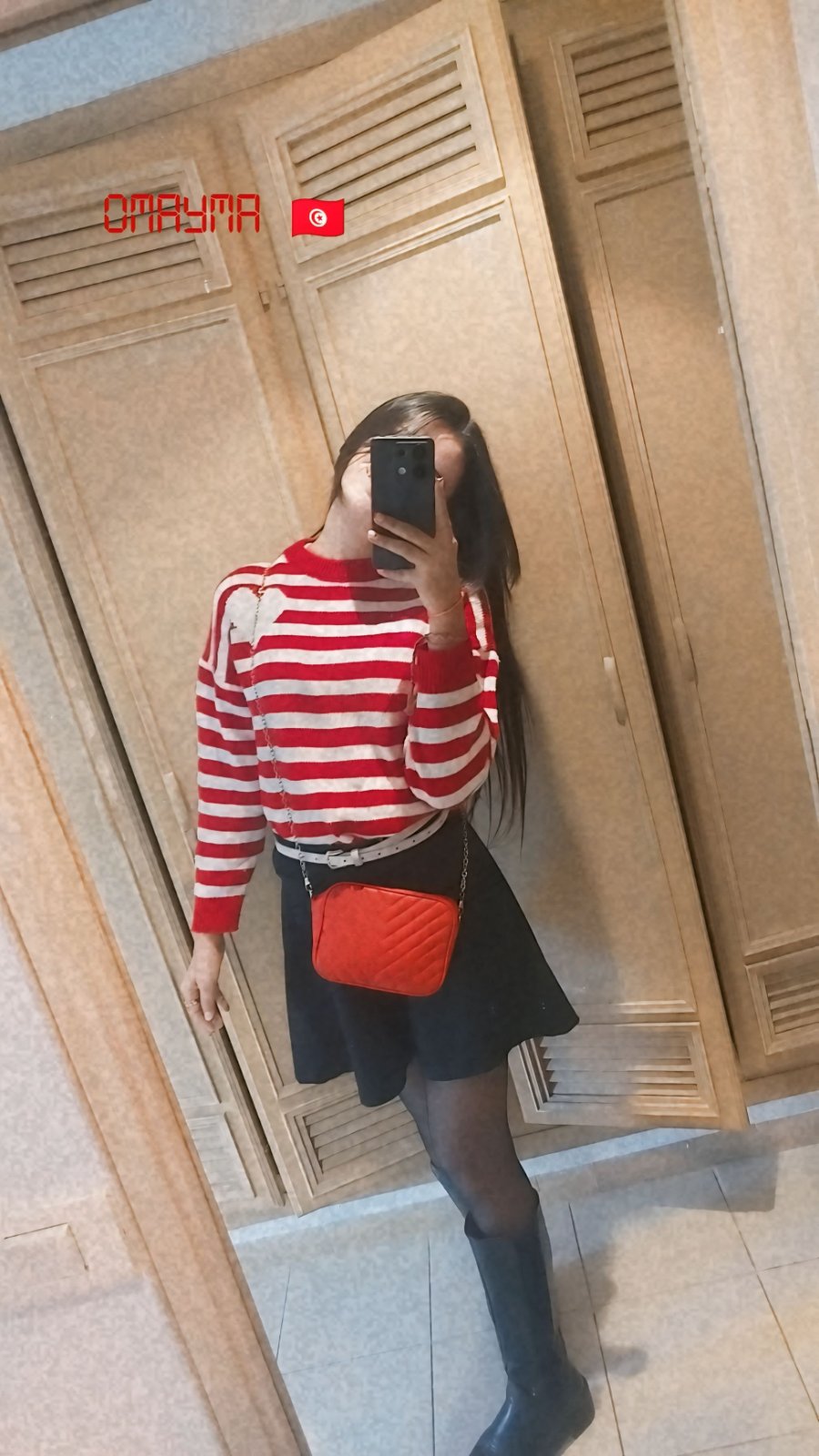 Pull en tricot pour femme présente des rayures horizontales rouges et blanches,