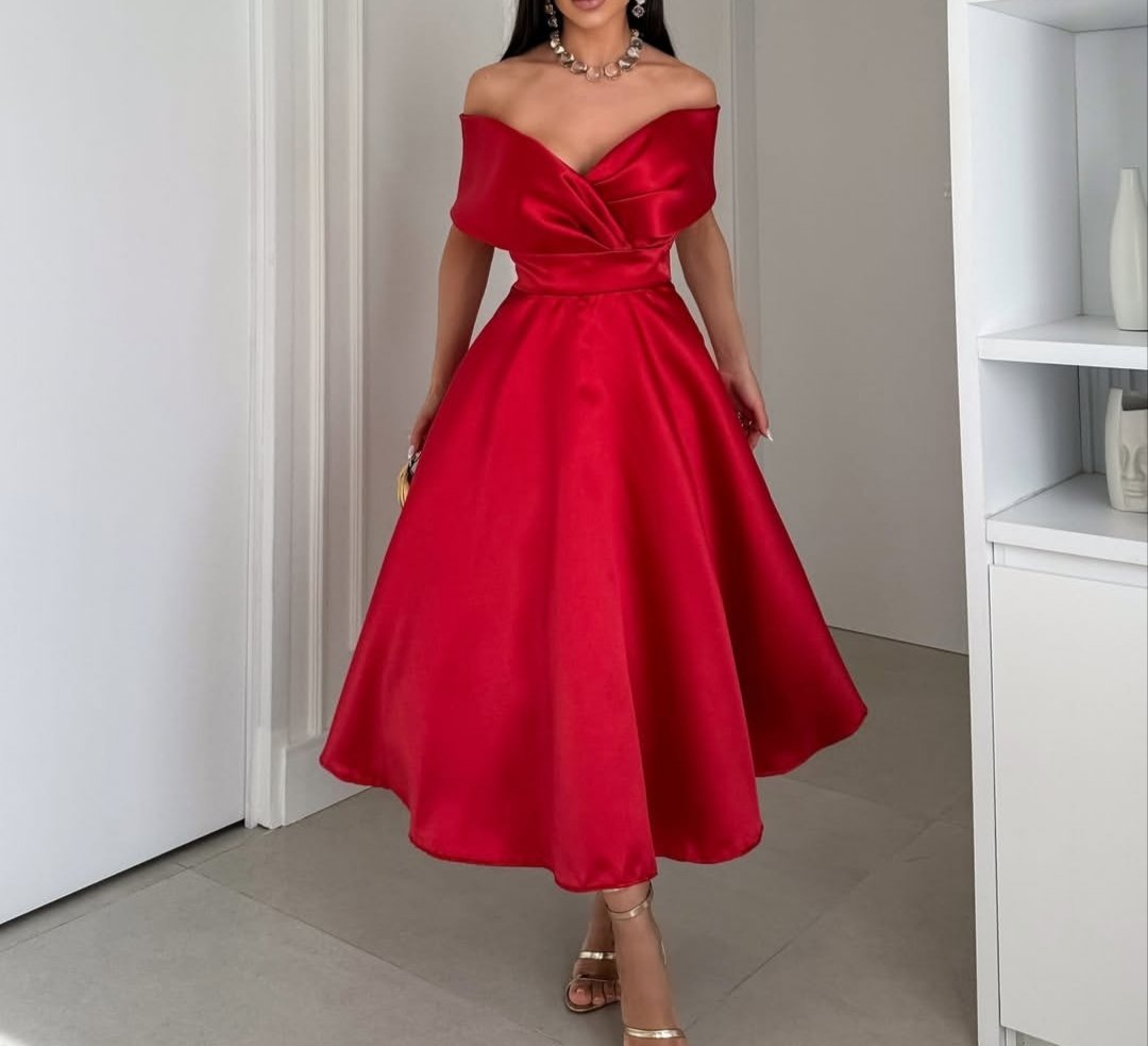 Une robe de cocktail en satin rouge avec une encolure bardot, similaire à des modèles proposés par des détaillants en ligne comme Milanoo et DHgate. 