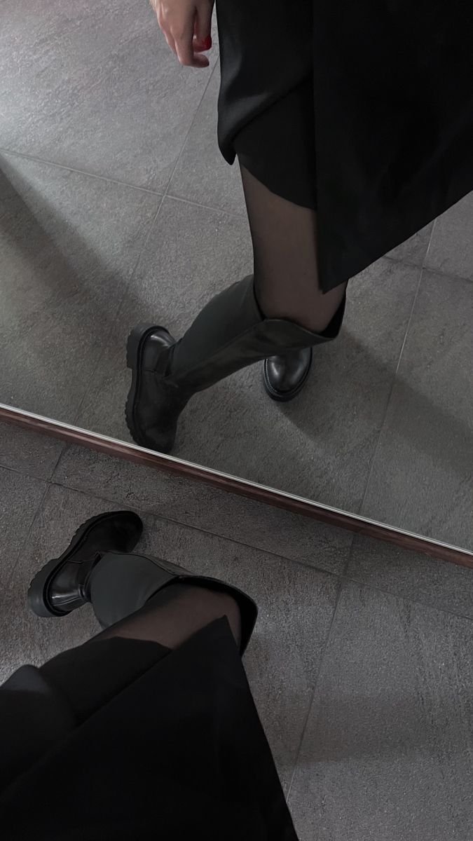 Bottes longues cuir a l'intérieur rouge