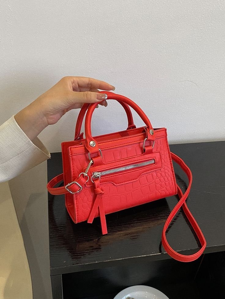 Petit sac à dos ou sac à main rouge en similicuir. 