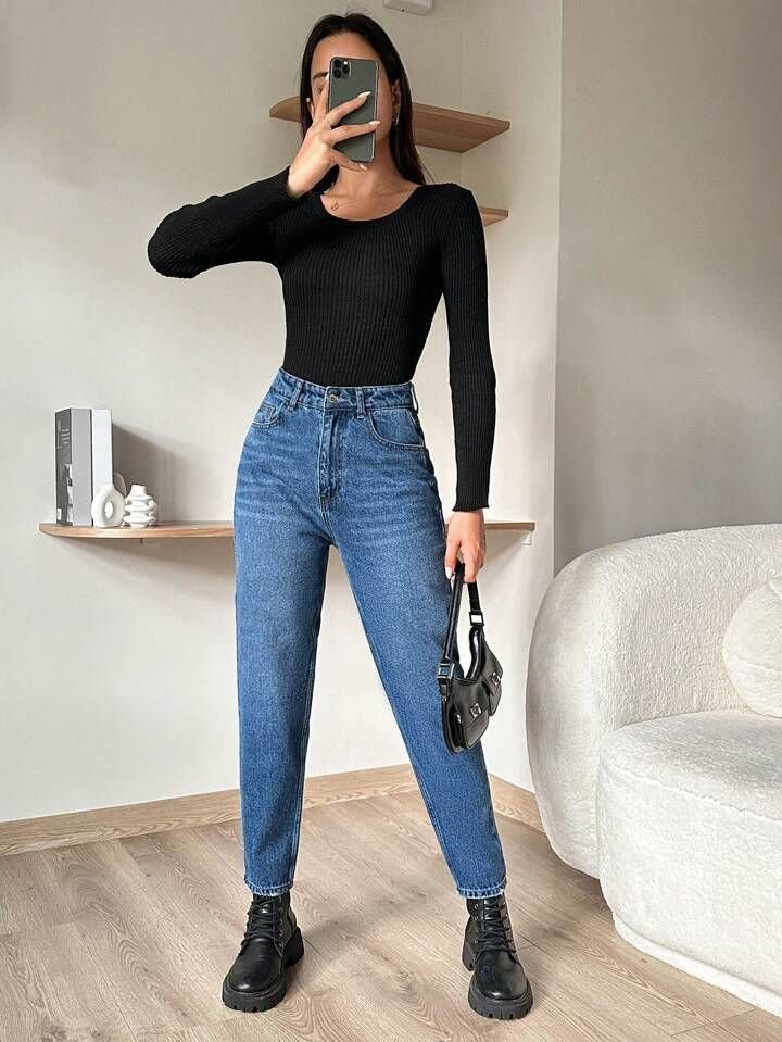  un jean de type "mom fit" taille haute