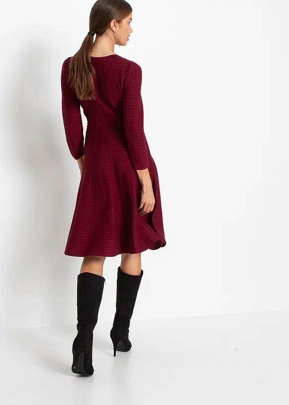 Robe bordeaux semble être une robe en maille de style patineuse