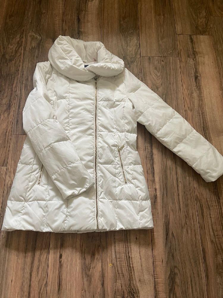 Manteau bouffant blanc cassé de marque Le Château.