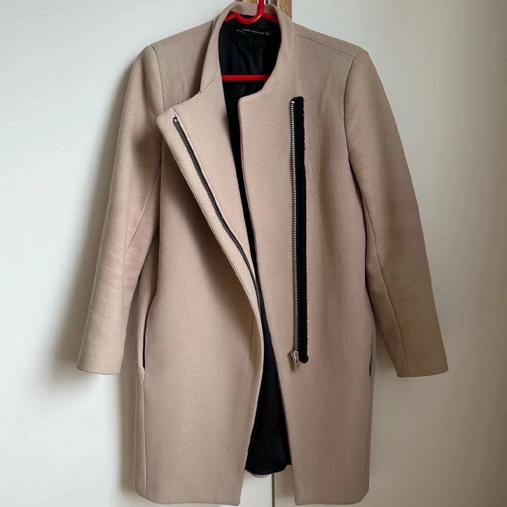 Manteau en laine beige de Zara. 