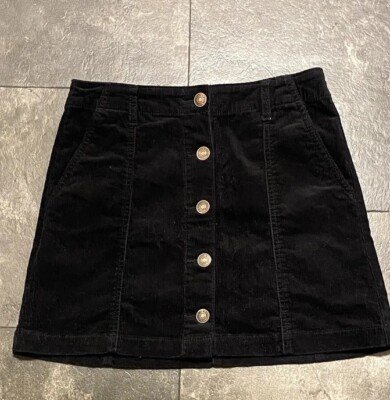  mini-jupe en velours côtelé noir de la marque Forever 21. 