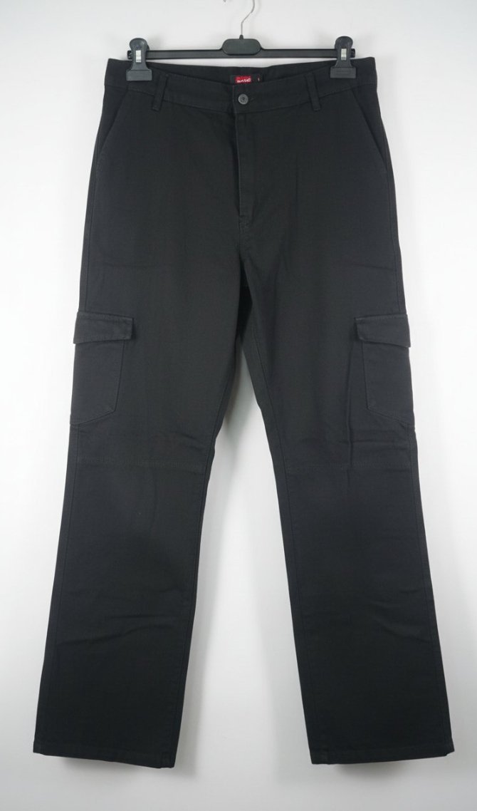 Pantalon Cargo de couleur noire, coupe droite et de taille 42/44 
