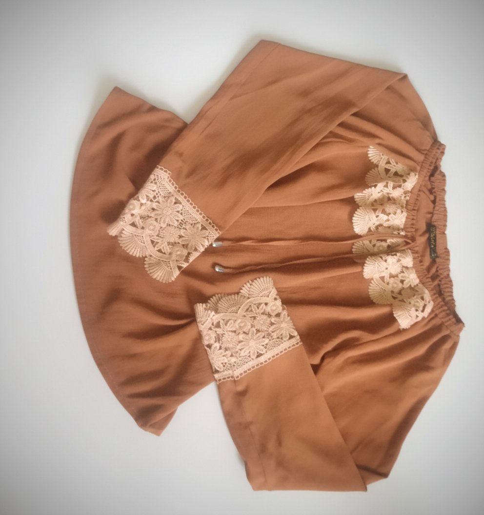 Très jolie chemise fluide de couleur marron, parfaite pour un look bohème chic.  Taille XL
