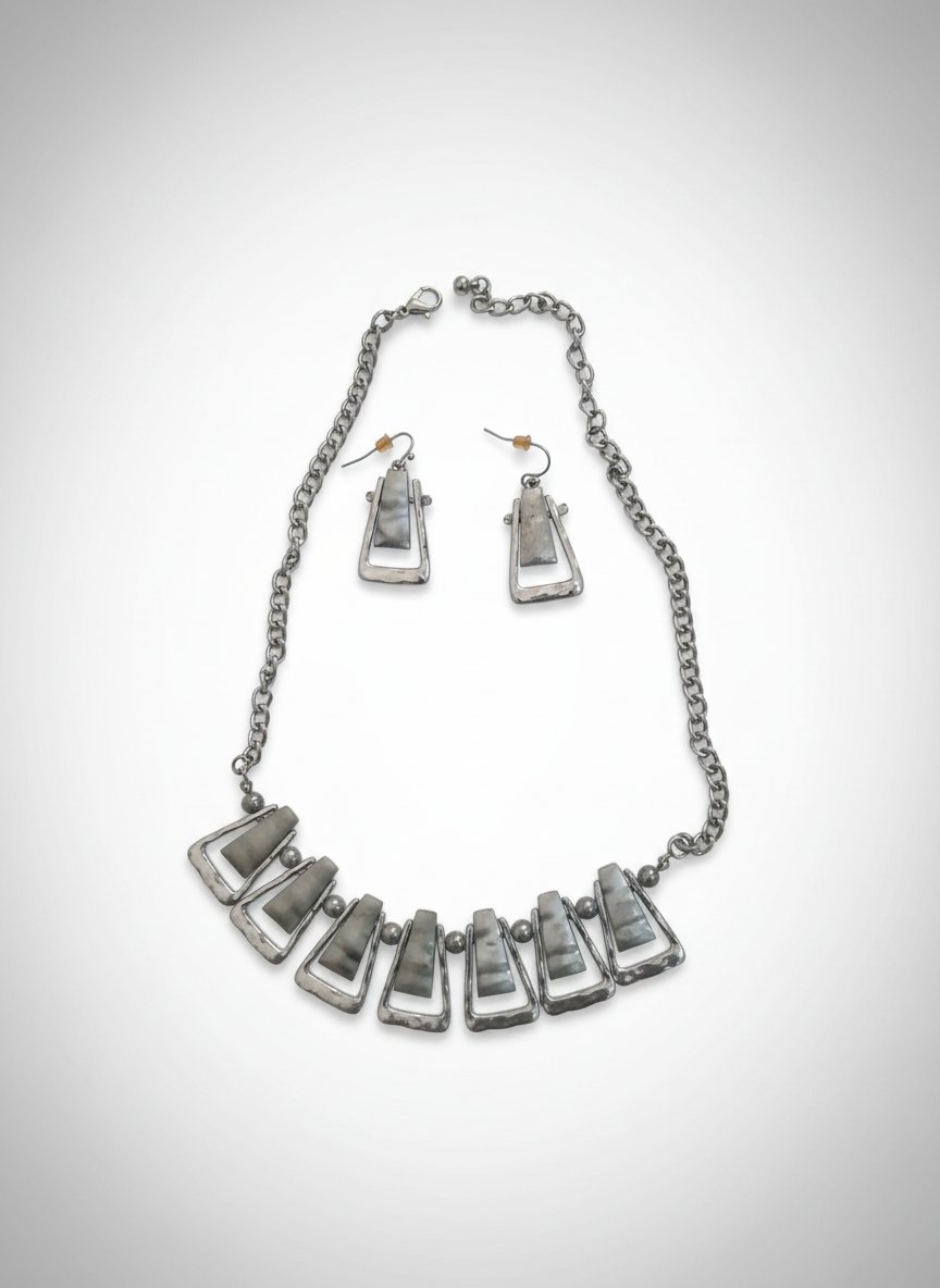 Parure collier plastron et boucles d'oreilles 