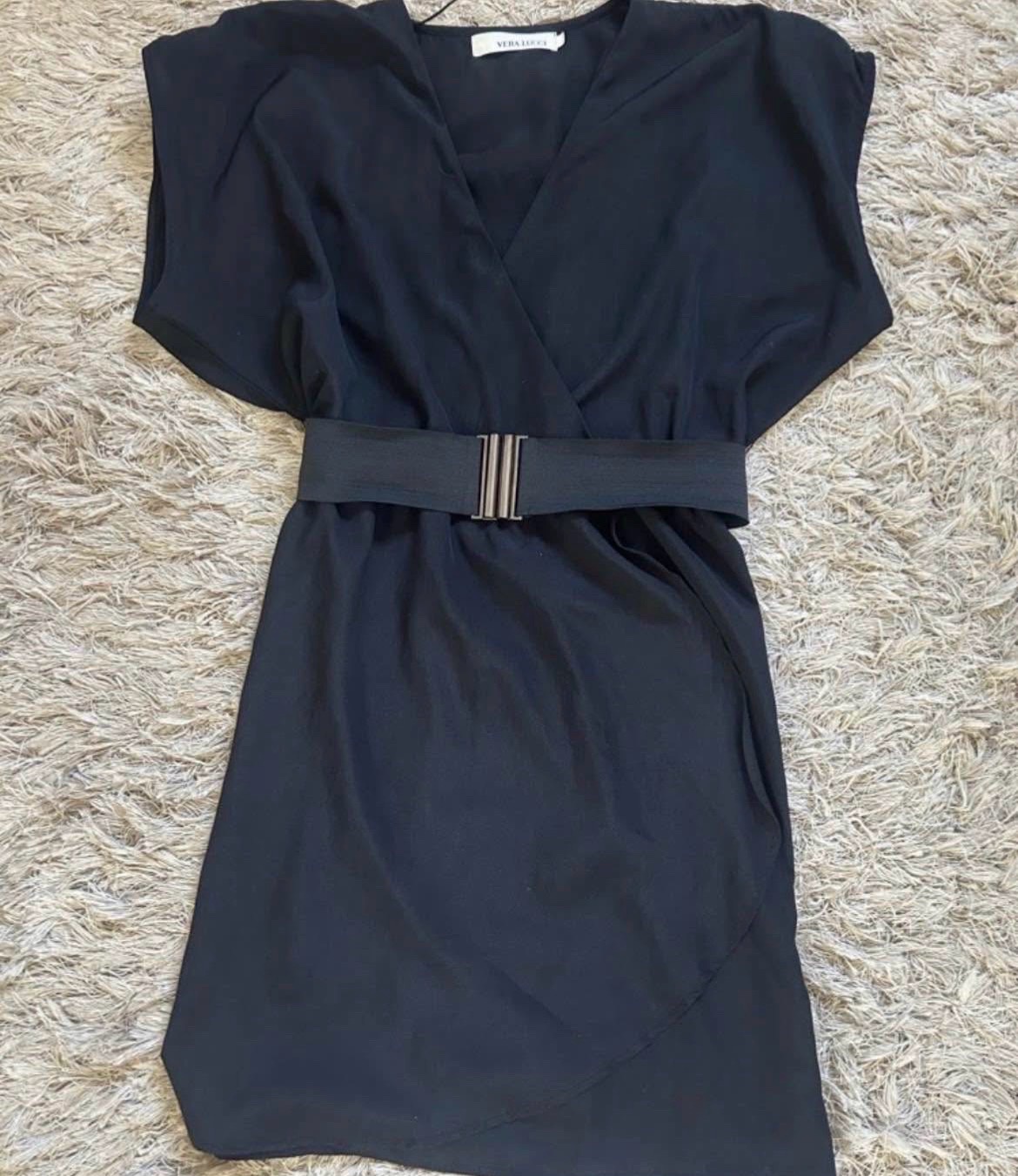 Robe noire avec ceinture