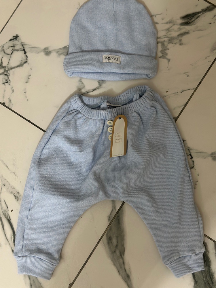 Bonnet et pantalon pour bebe 