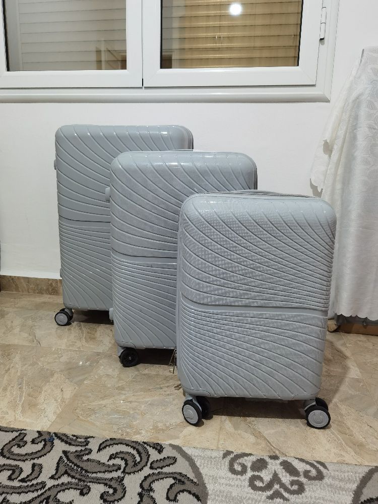 Lot de 3 valises dont une grande taille moyenne et petite taille 