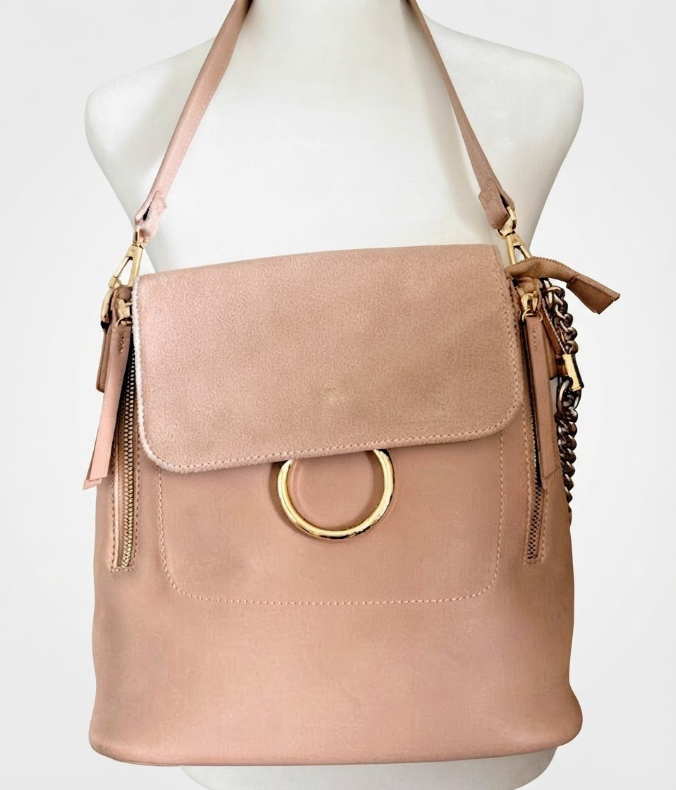 Mini sac à dos style Chloé Faye en cuir et , équipé de sa chaîne dorée amovible pour un porté main sans ses deux bretelles arrière réglables (non fourni pour porté sac à dos).