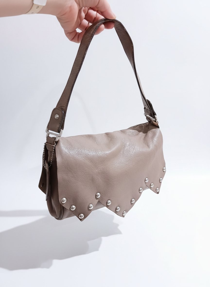 Sac Darsel original – cuir grège avec logo embossé. Design élégant, doublure rouge contrastée, état excellent. Un accessoire chic et pratique, 100 % made in Tunisia.