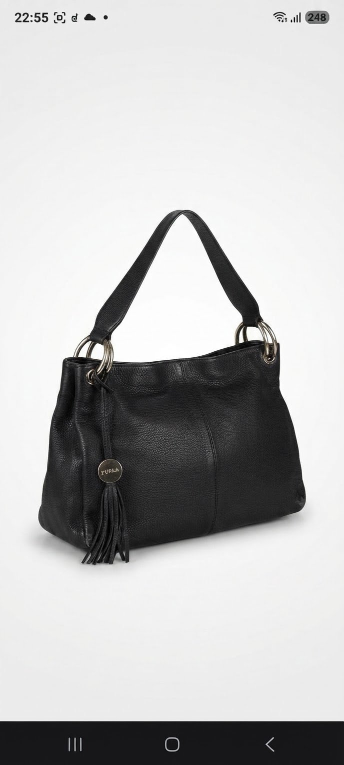 Ce 👜 est le modèle Tassel Leather Shoulder Bag de la marque de luxe italienne Furla.